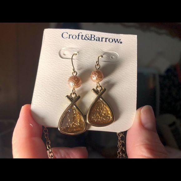 NWOT Faux jewel necklace and earring set, gold tone - Picture 3 of 10